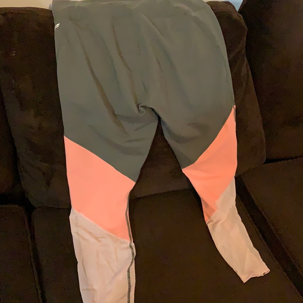 Never worn Fabletics workout pants. Size L.